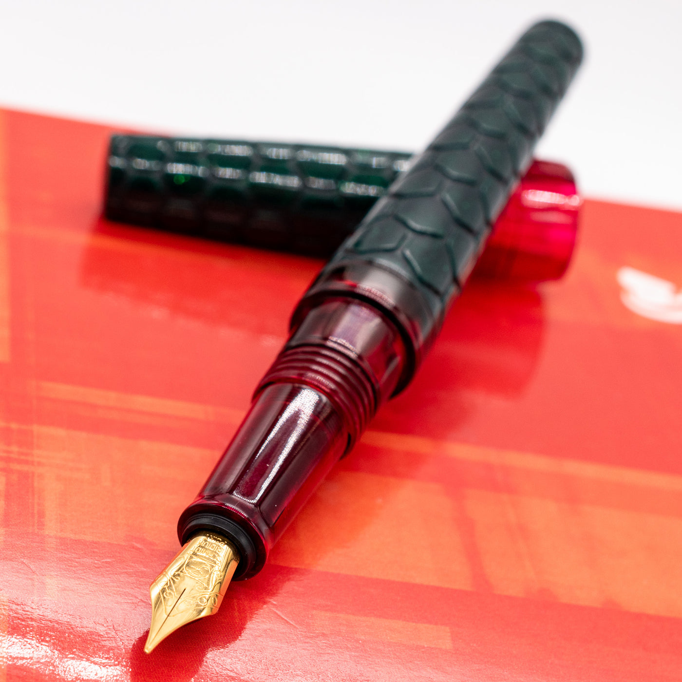 BENU Hexagon Yuletide Fountain Pen uncapped