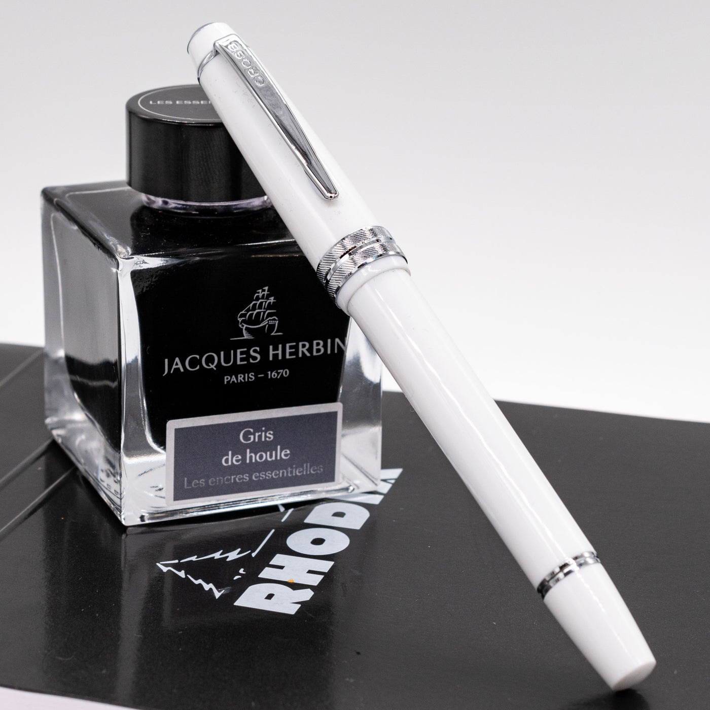 Cross Bailey Lights Fountain Pen - White & Chrome capped