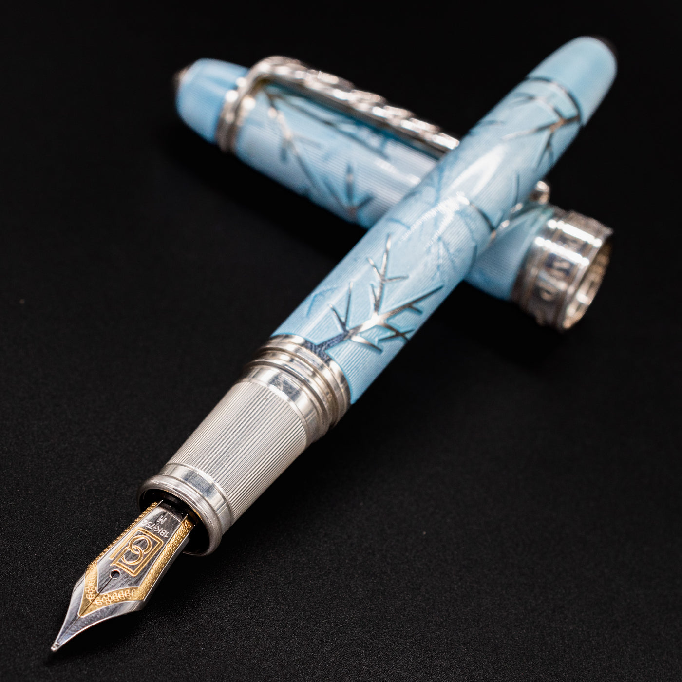 David Oscarson Winter Fountain Pen - Light Blue uncapped