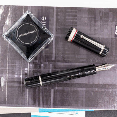 Delta DV Oversize Fountain Pen - Black silver trim