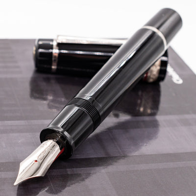 Delta DV Oversize Fountain Pen - Black uncapped