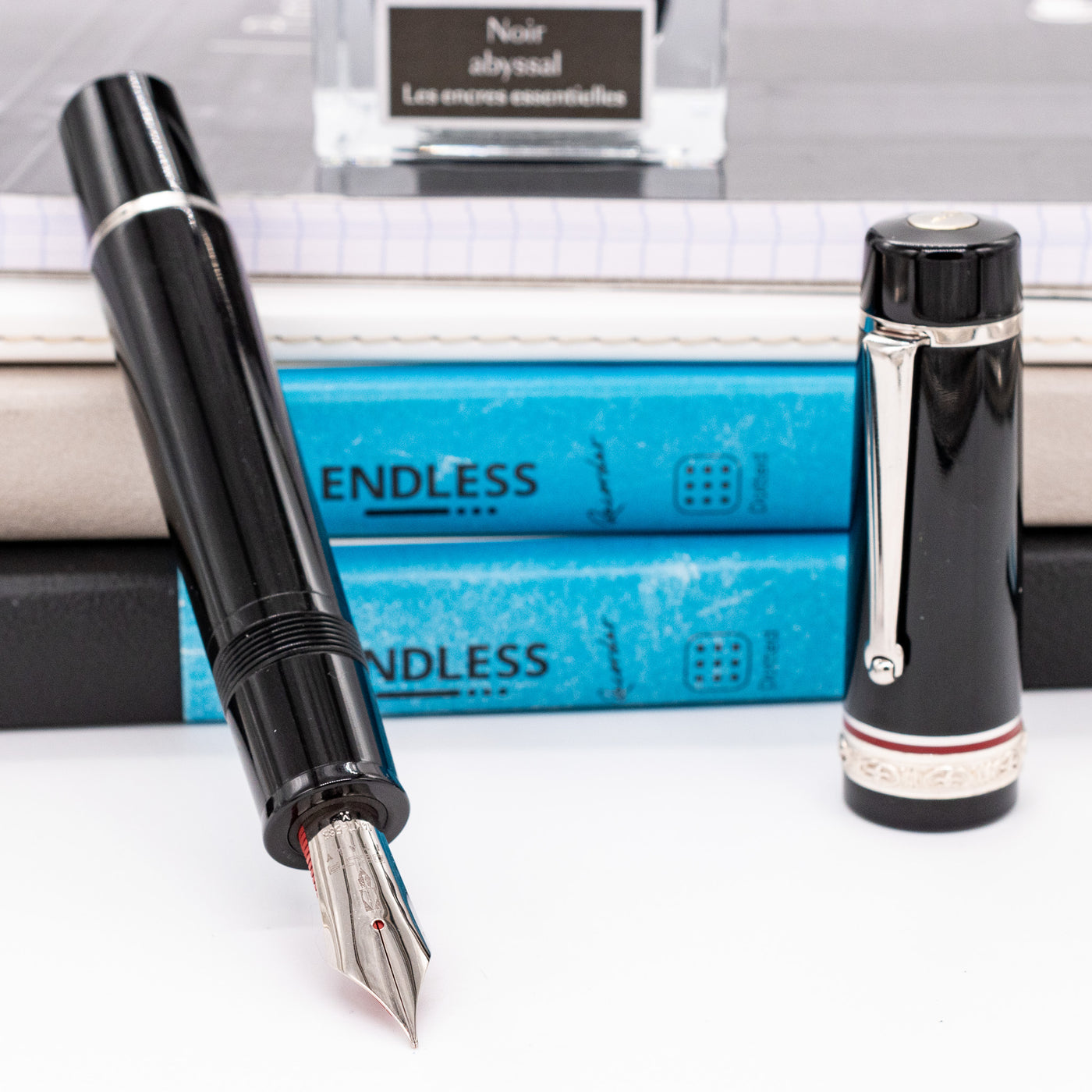 Delta DV Oversize Fountain Pen - Black