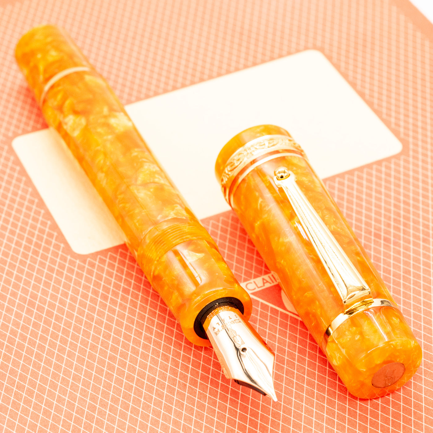 Delta DV Oversize Fountain Pen - Oro gold trim