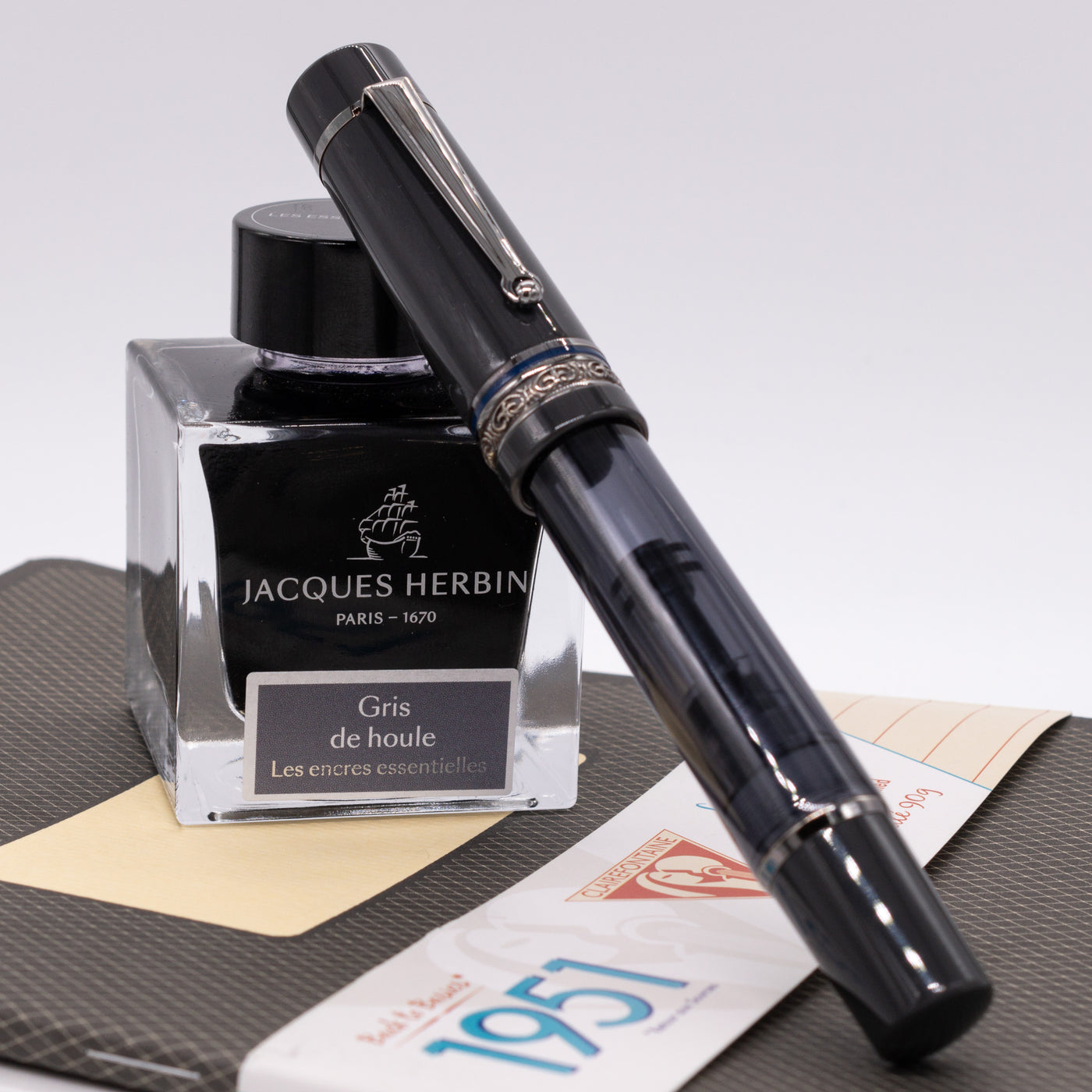 Delta Prestige Glossy Limited Edition Fountain Pen capped