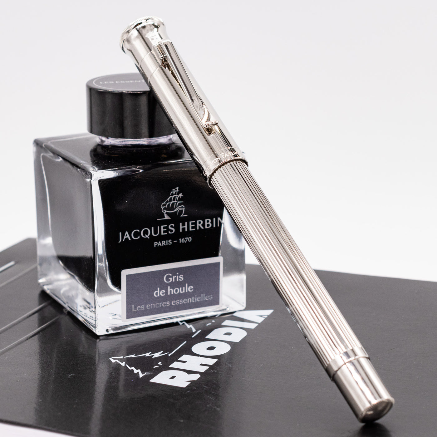 Graf von Faber-Castell Classic Fountain Pen - Platinum Plated capped