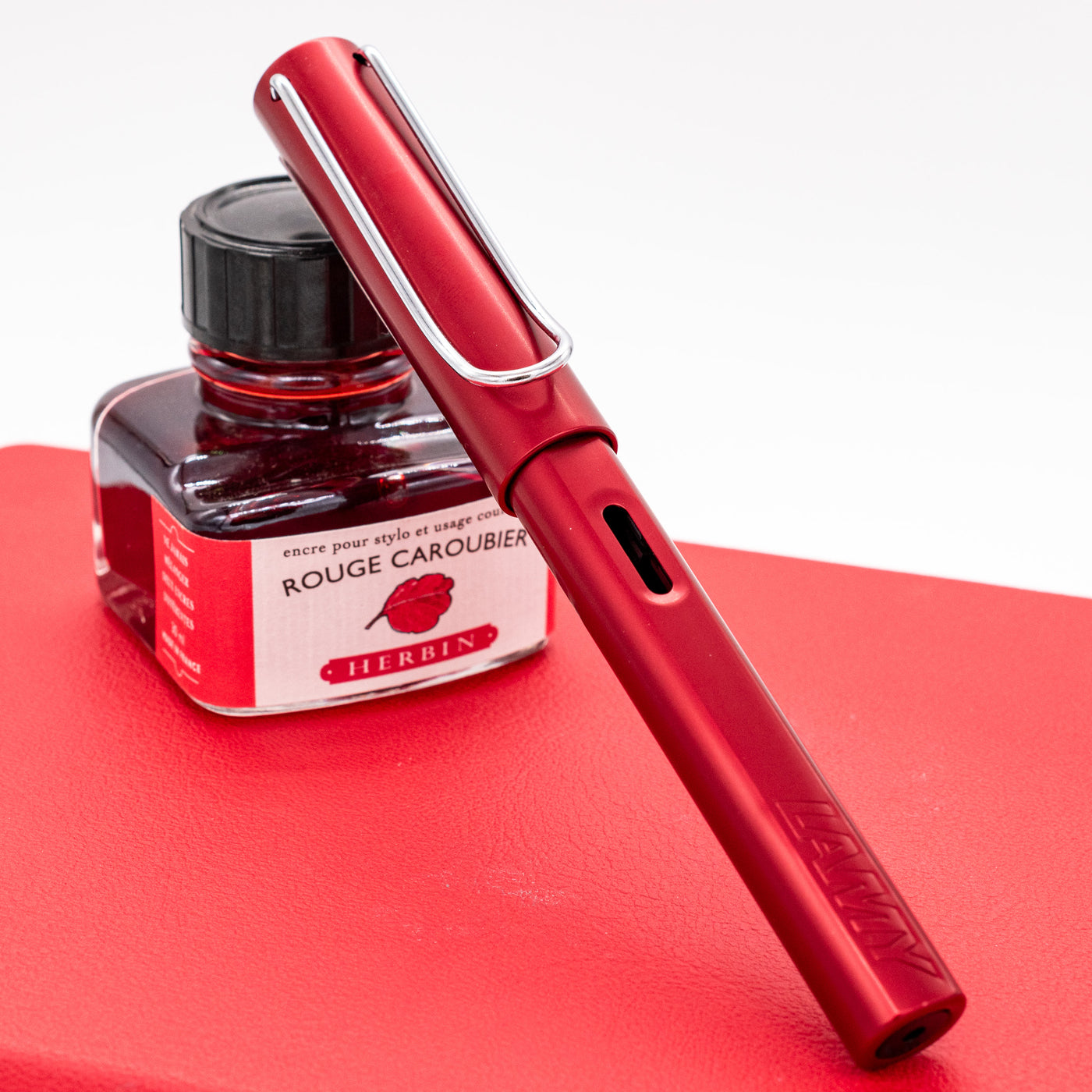 LAMY Safari 2011 Limited Edition Ruby Red Fountain Pen capped