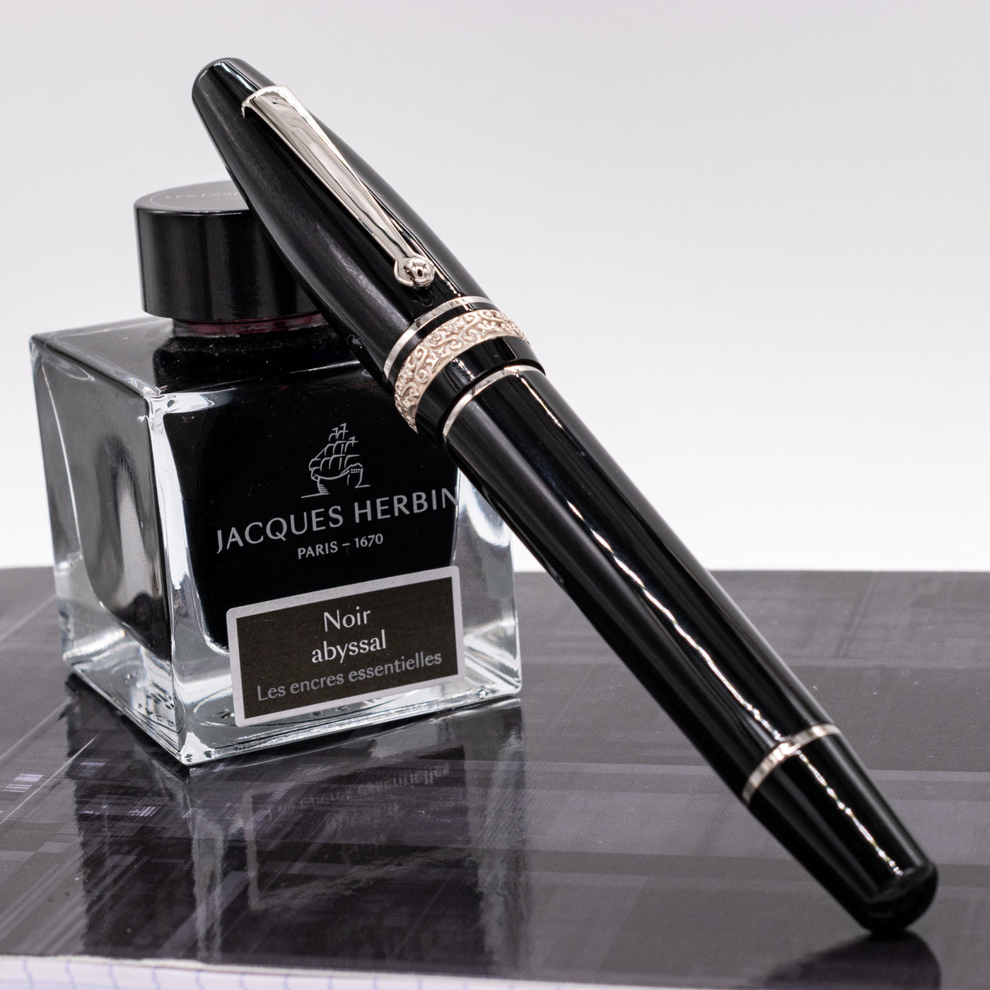 Maiora Ultra Ogiva Golden Age 2.0 Nera Fountain Pen capped