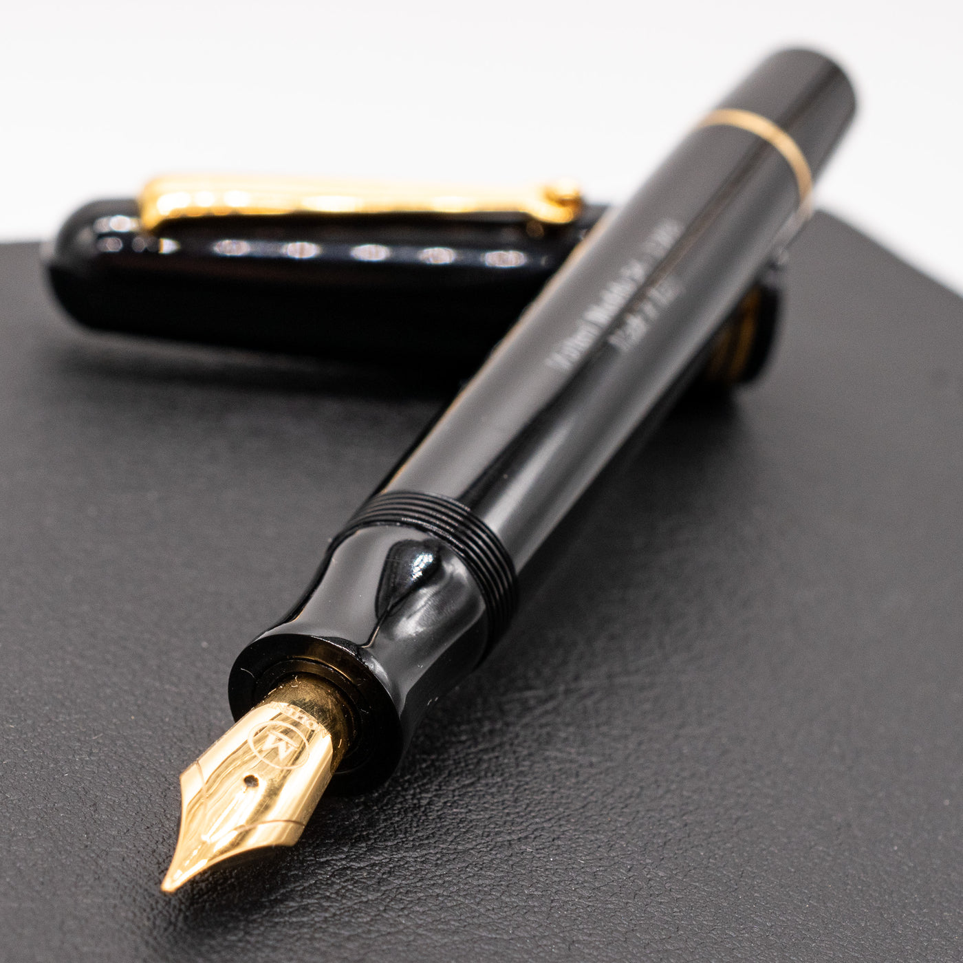 Molteni Modelo 54 Fountain Pen - Jet Black & Gold uncapped