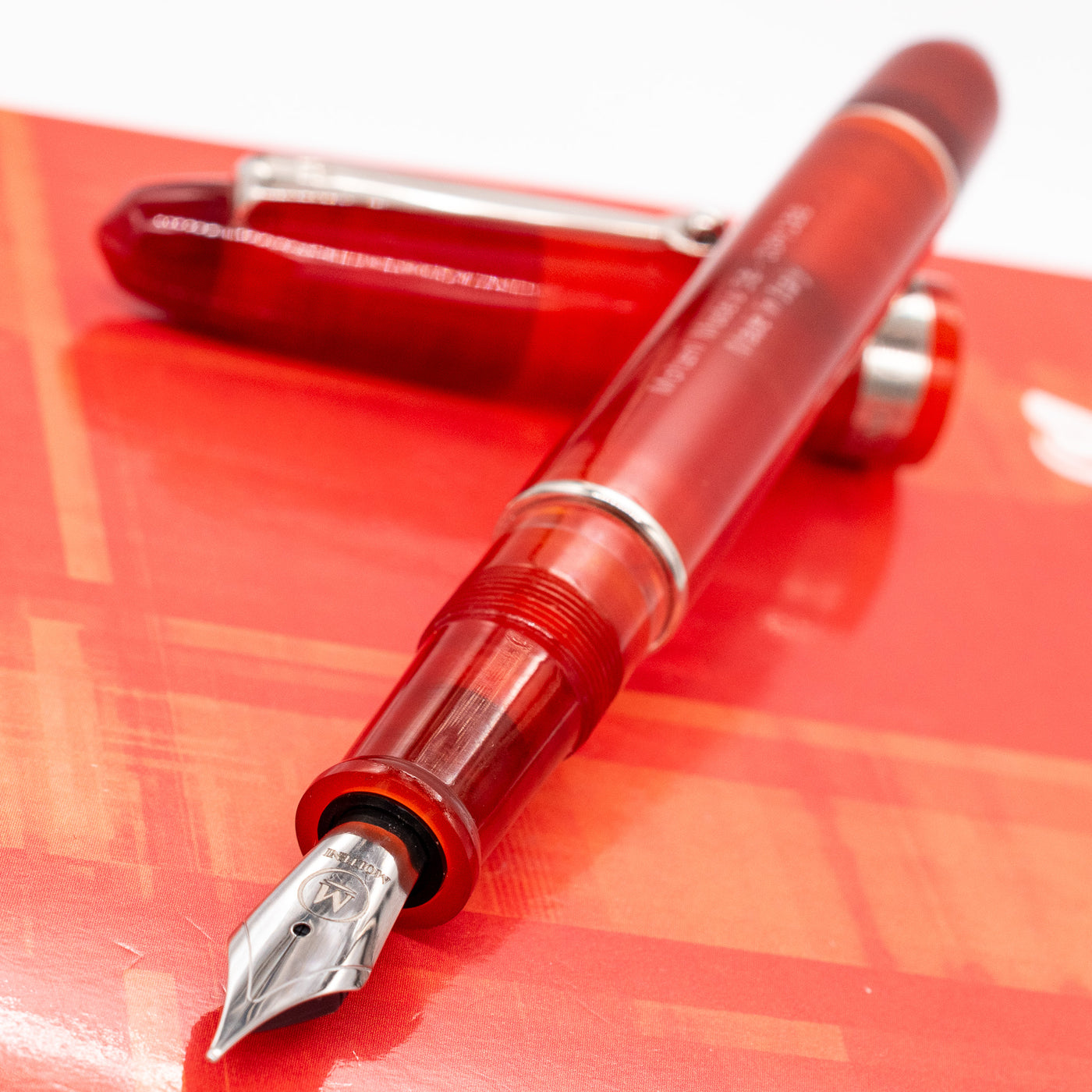 Molteni Modelo 58 Fountain Pen - Cranberry uncapped