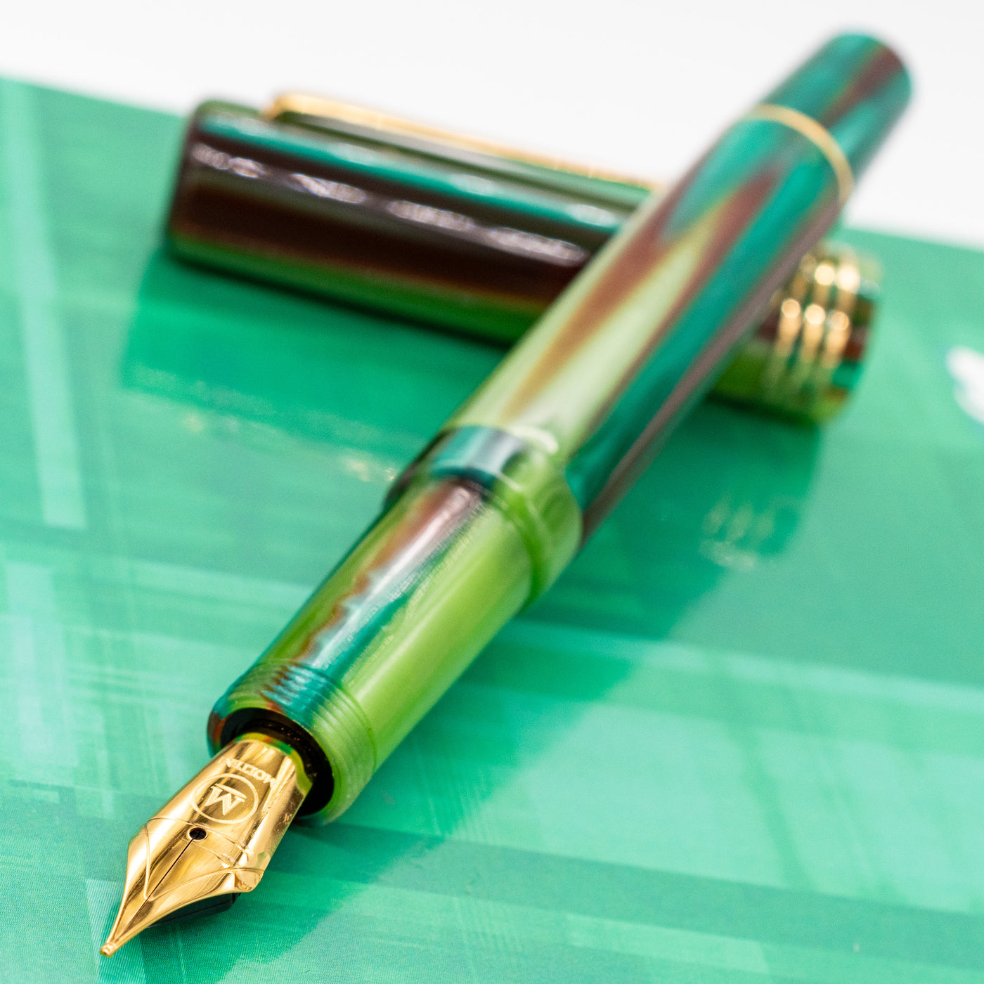 Molteni Modelo 60 Fountain Pen - Avocado uncapped