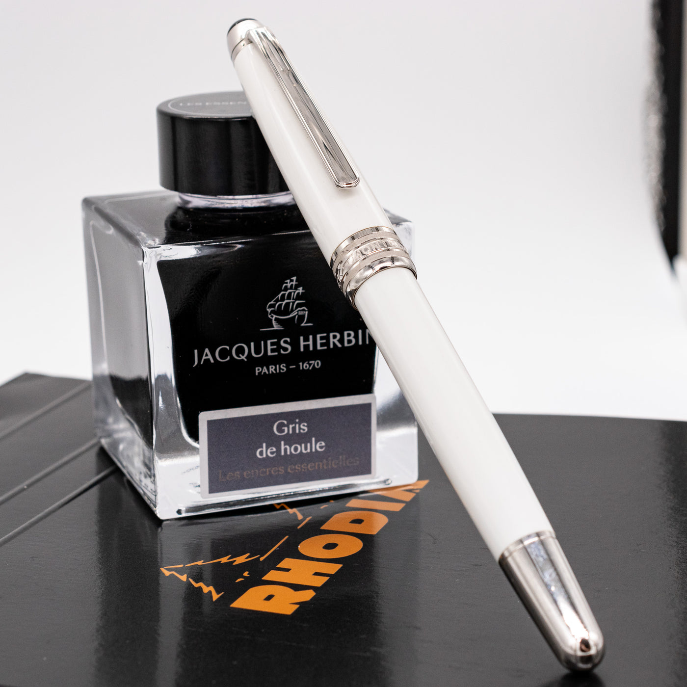 Montblanc Meisterstuck 163 Solitaire Tribute to Mont Blanc Rollerball Pen capped