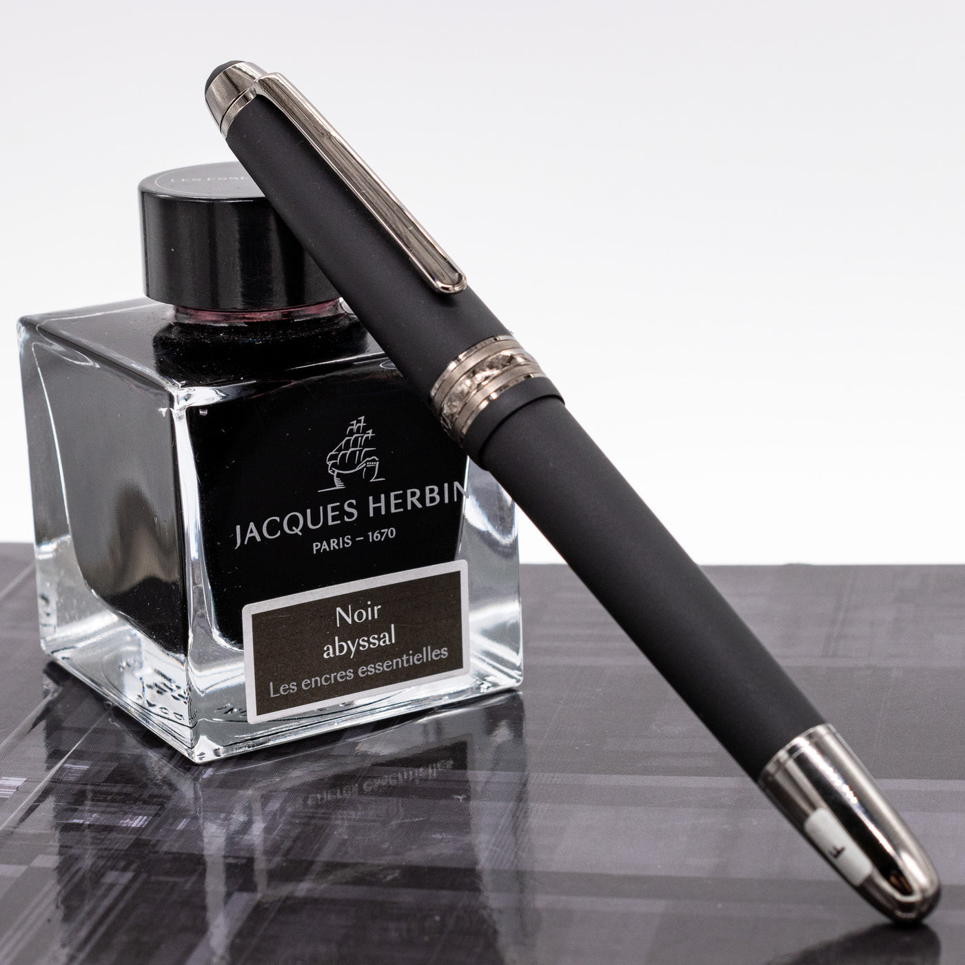 Montblanc Meisterstuck Ultra Black Classique Fountain Pen Capped