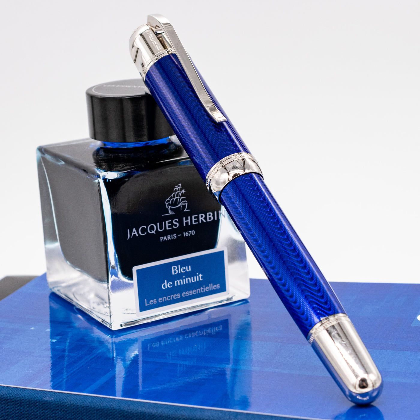 Montblanc Writer's Edition Jules Verne Fountain Pen capped