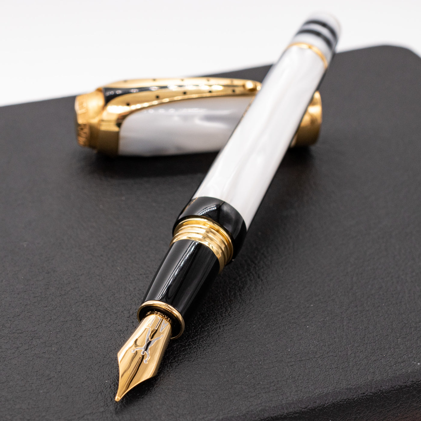 Montegrappa Muhammad Ali 18k Gold Fountain Pen Uncapped