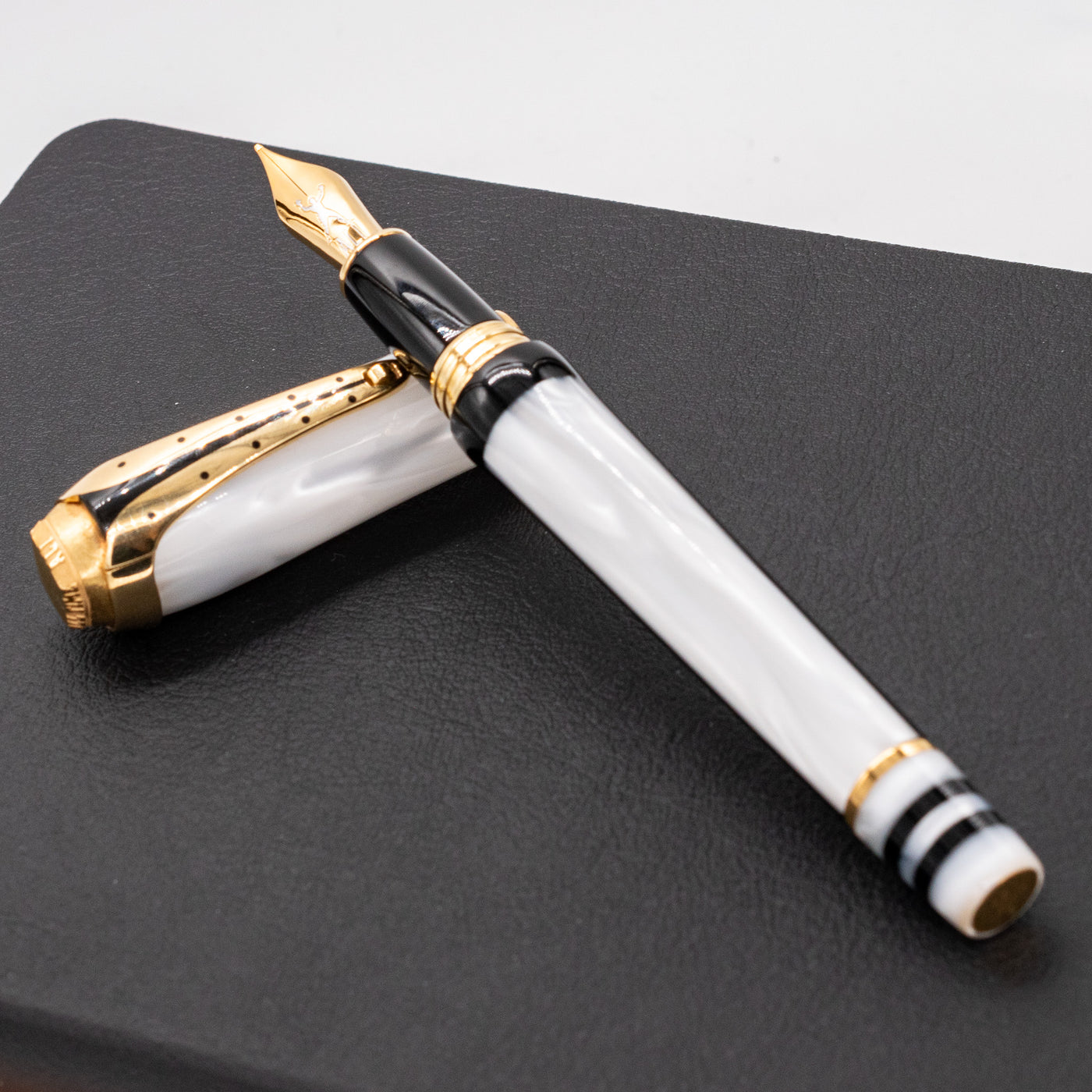 Montegrappa Muhammad Ali 18k Gold Fountain Pen White