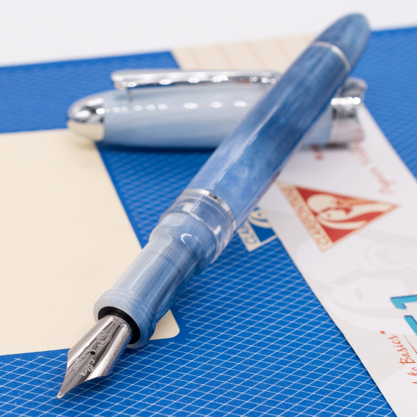 Nahvalur Horizon Fountain Pen - Glacier uncapped