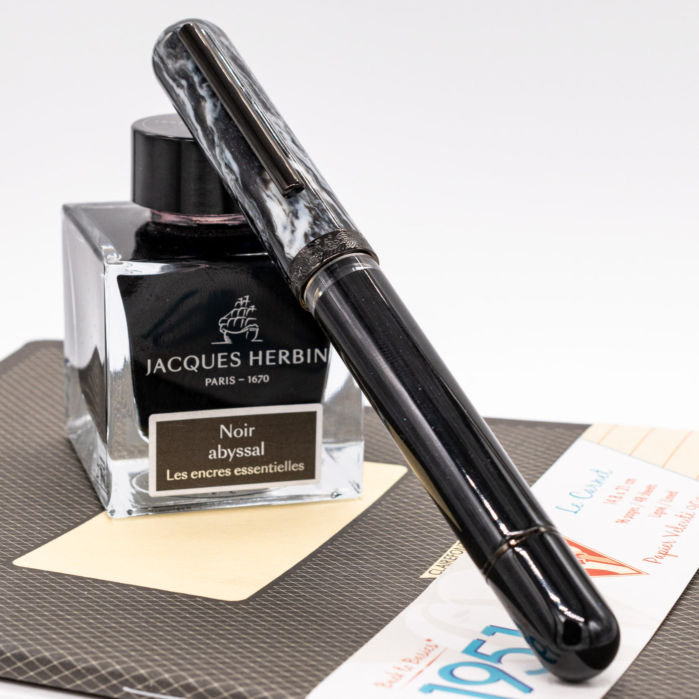 Nahvalur Voyage Fountain Pen - Cookies and Cream capped