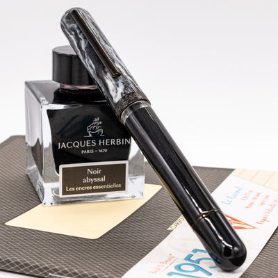 Nahvalur Voyage Fountain Pen - Cookies and Cream capped