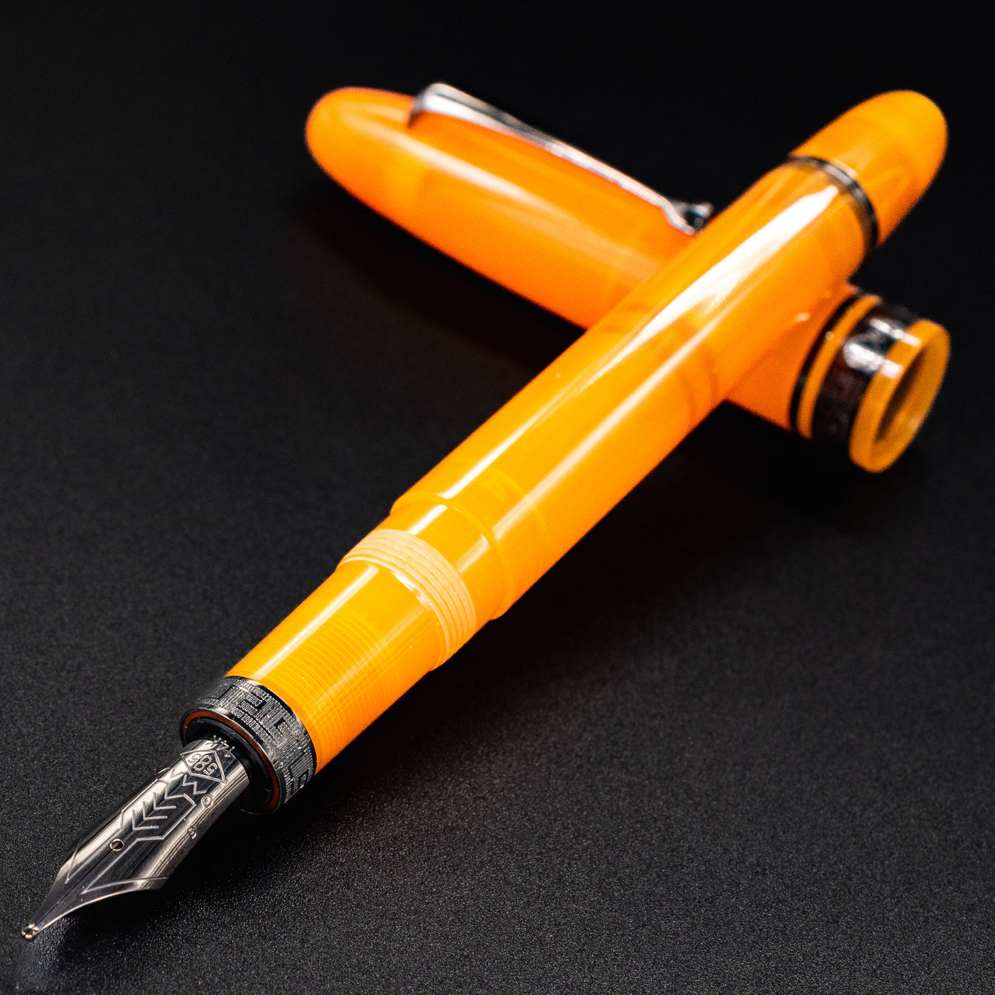 Omas Ogiva Fountain Pen - Arancione Black uncapped