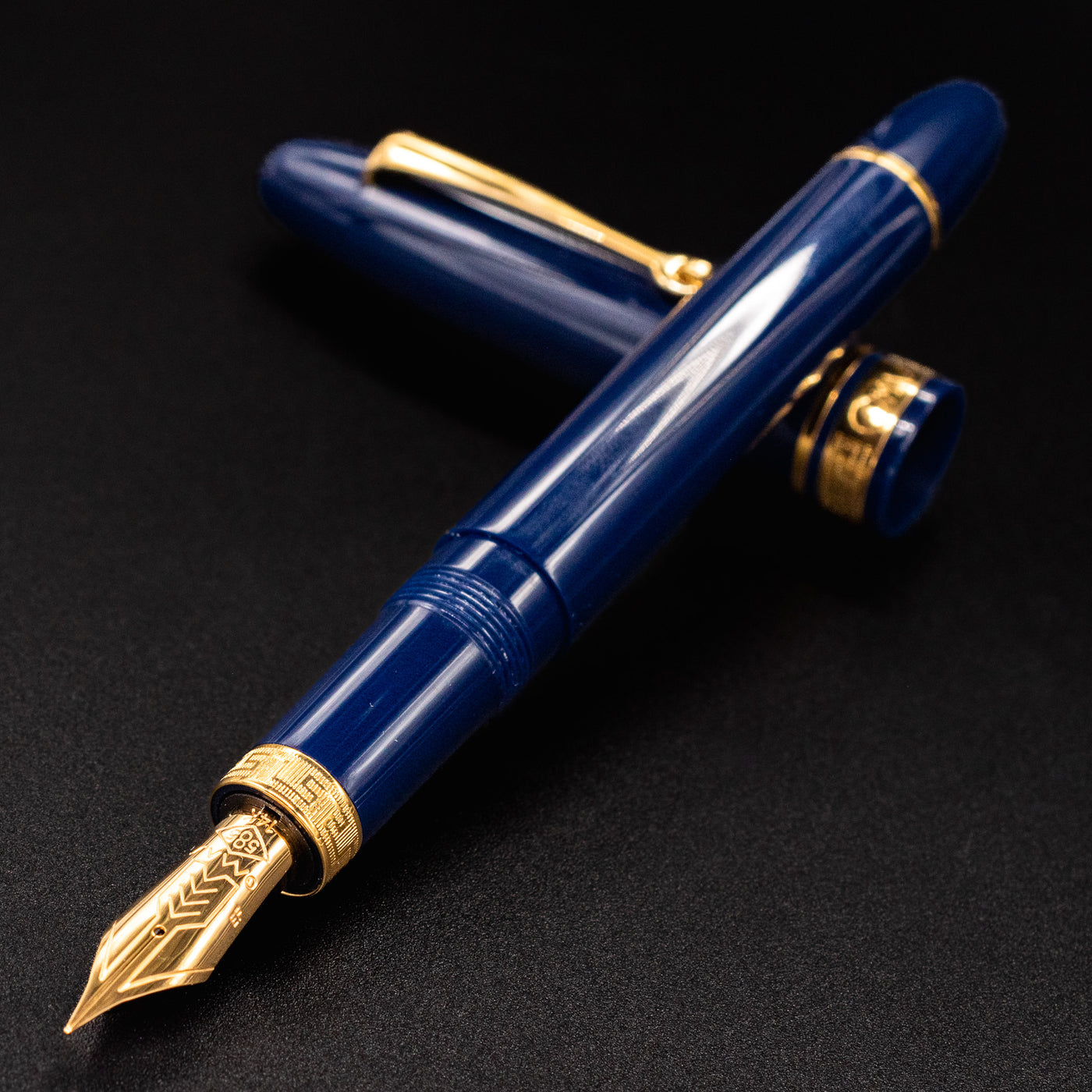 Omas Ogiva Fountain Pen - Blu Gold uncapped