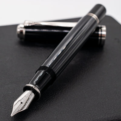 Pelikan Souveran M805 Fountain Pen - Stresemann uncapped