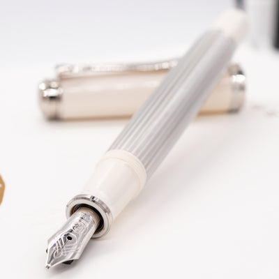 Pelikan Souveran M405 Silver-White Fountain Pen uncapped