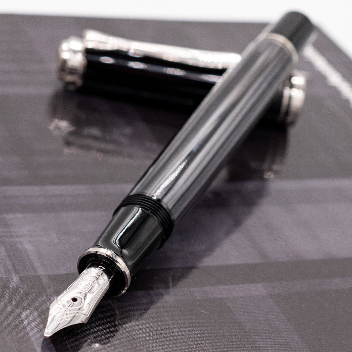 Pelikan Souveran M405 Stresemann Fountain Pen uncapped