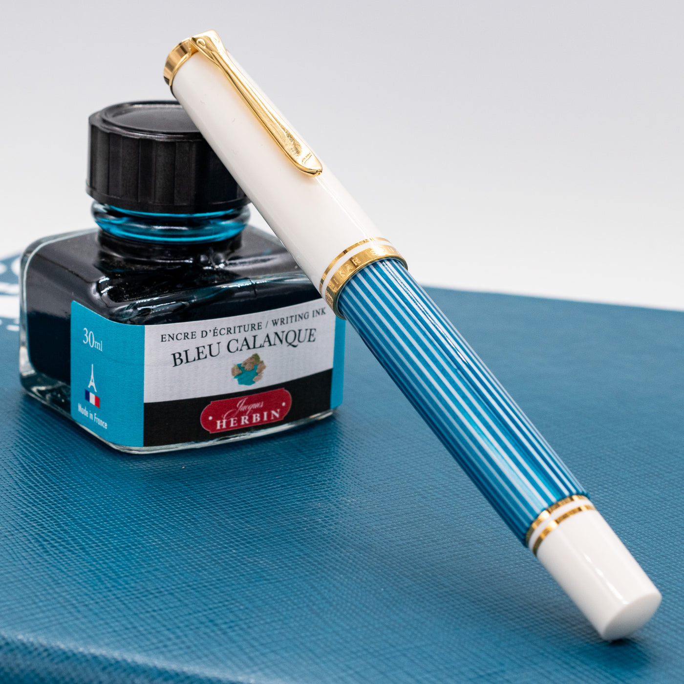 Pelikan Souveran M600 Turquoise White Fountain Pen capped