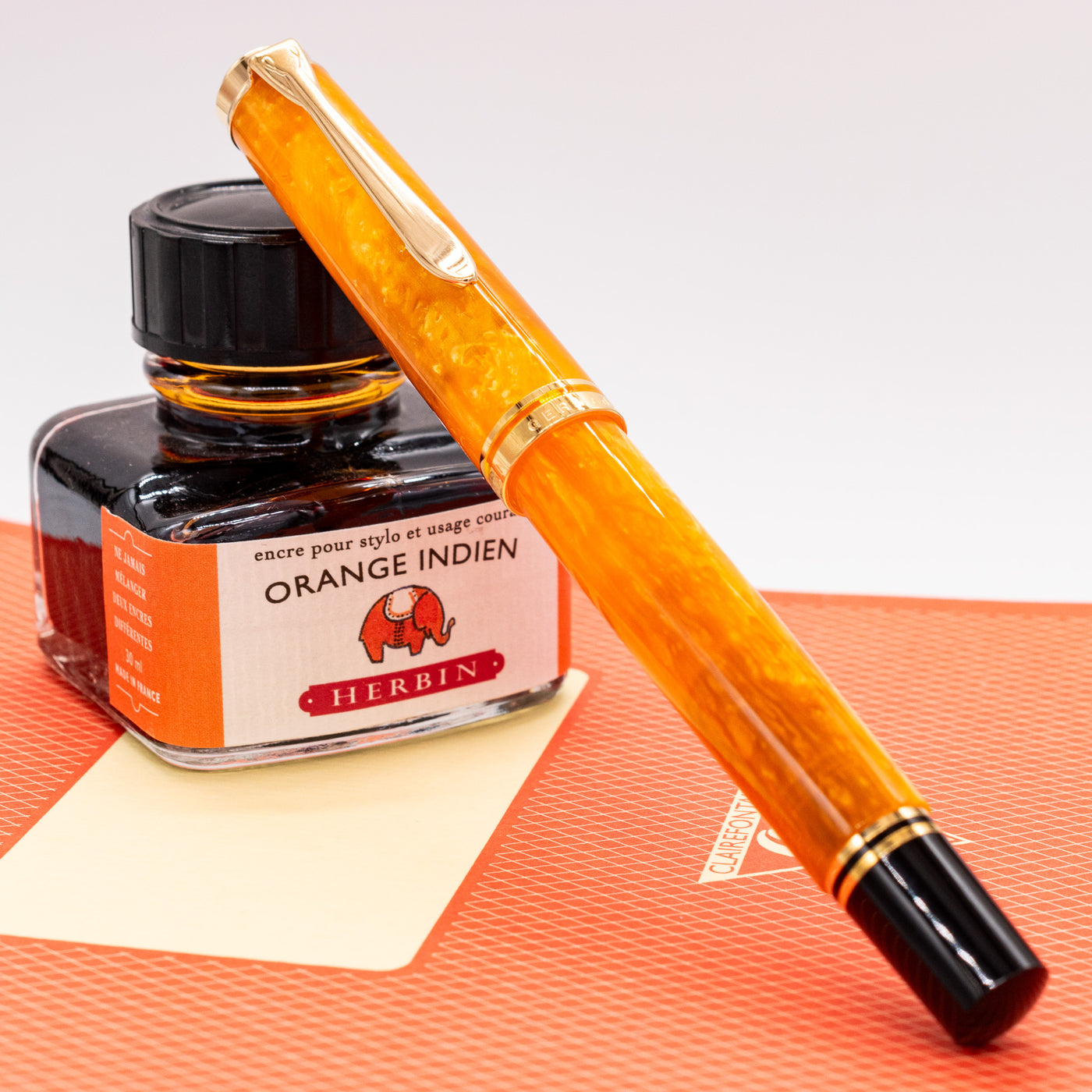 Pelikan Souveran M600 Vibrant Orange Fountain Pen capped