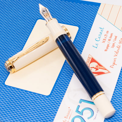 Pelikan Souveran M800 Fountain Pen - Cream Blue 2024