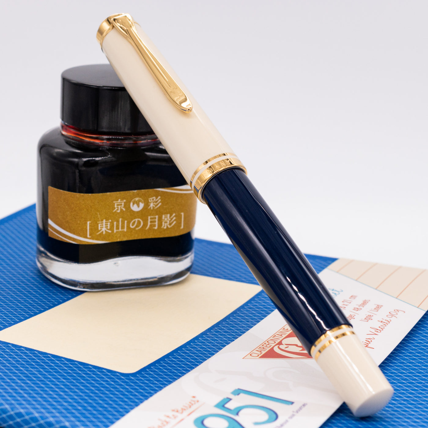 Pelikan Souveran M800 Fountain Pen - Cream Blue capped