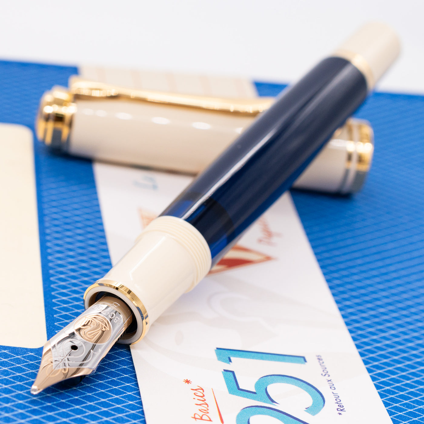 Pelikan Souveran M800 Fountain Pen - Cream Blue uncapped