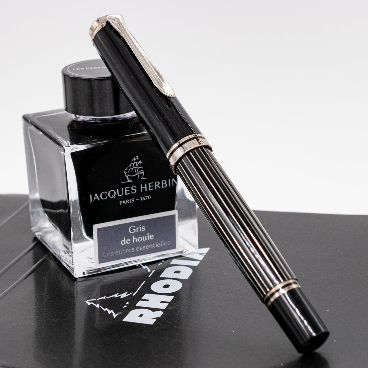 Pelikan Souveran M815 Metal Stripe Fountain Pen capped