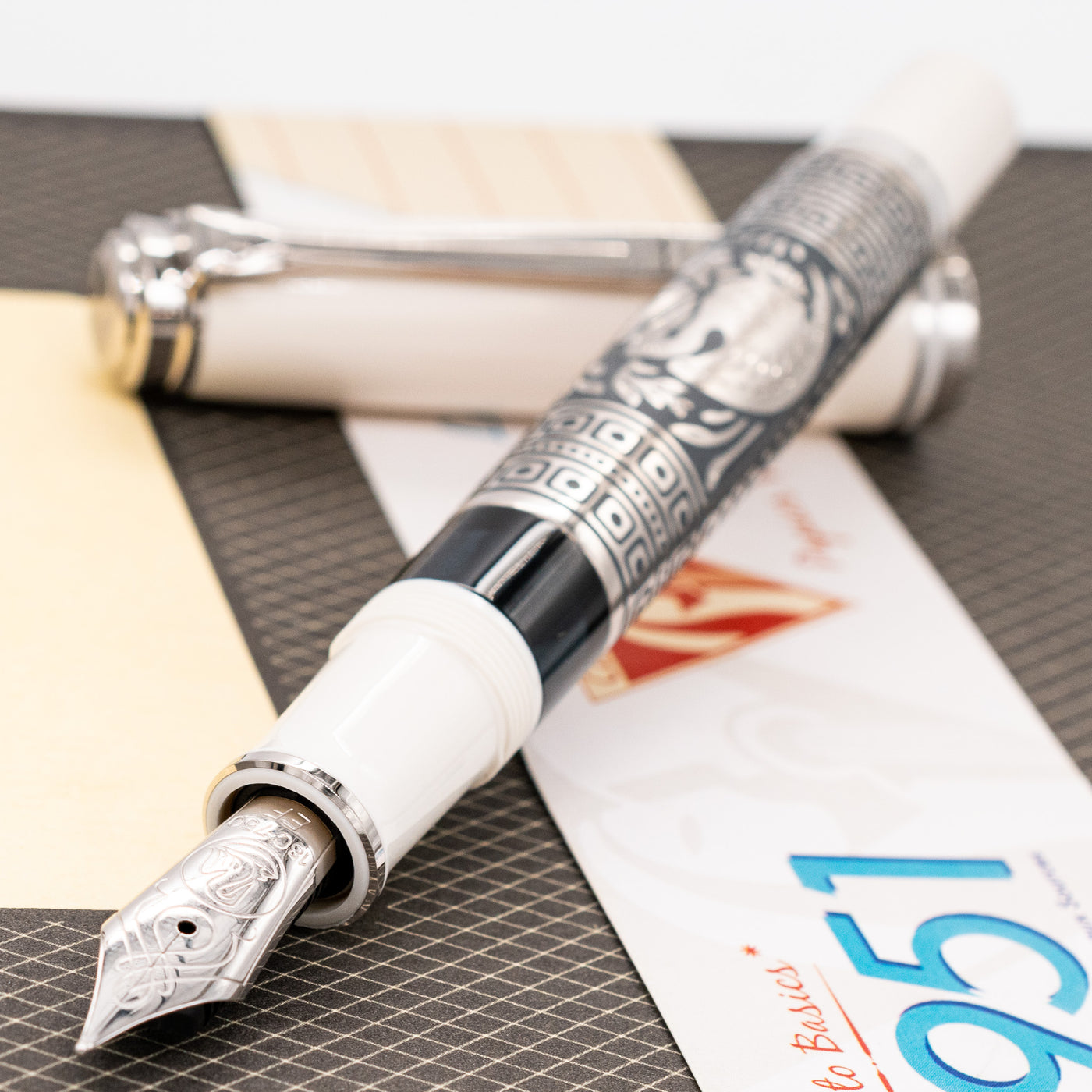 Pelikan Souveran M910 Fountain Pen - Toledo White uncapped