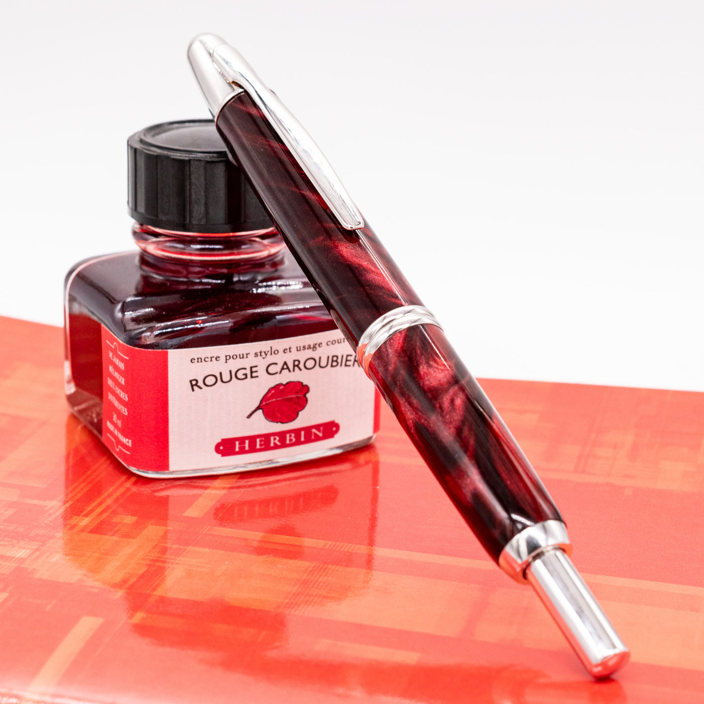 Pilot Vanishing Point SE Fountain Pen - Marble Red capped