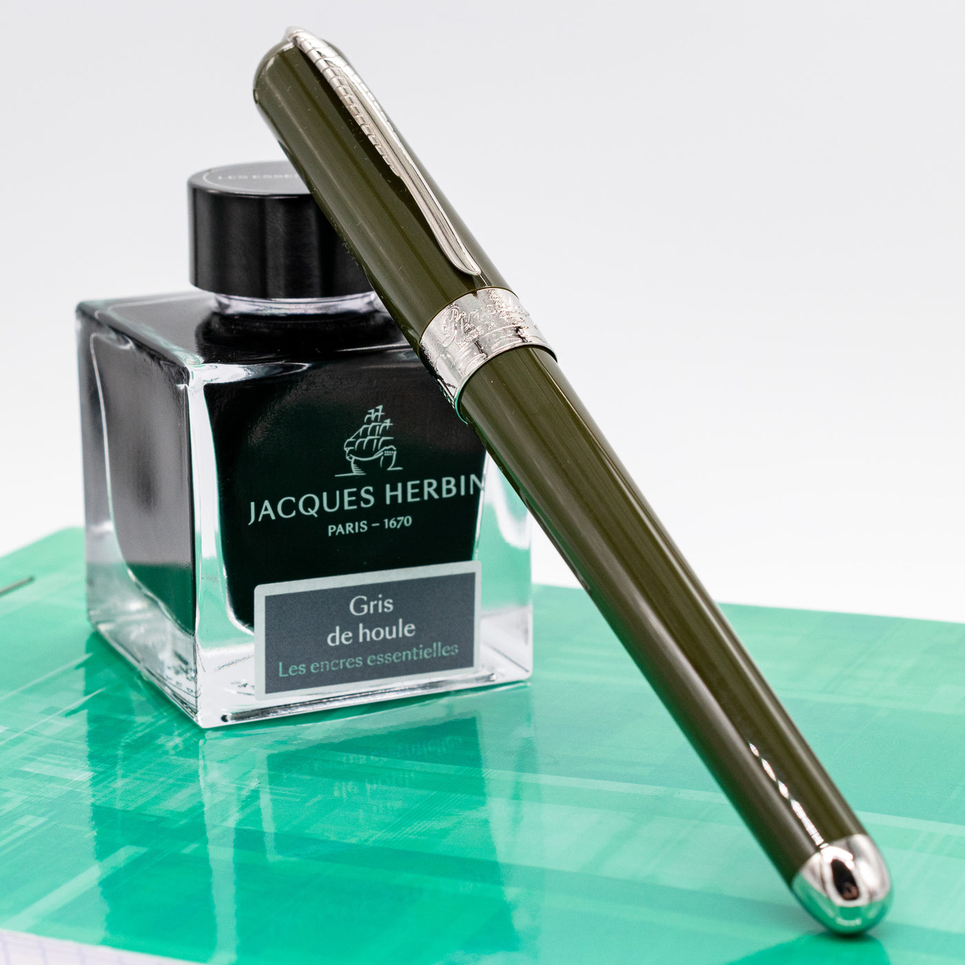 Pineider Avatar Glossy Fountain Pen - Military Green Capped