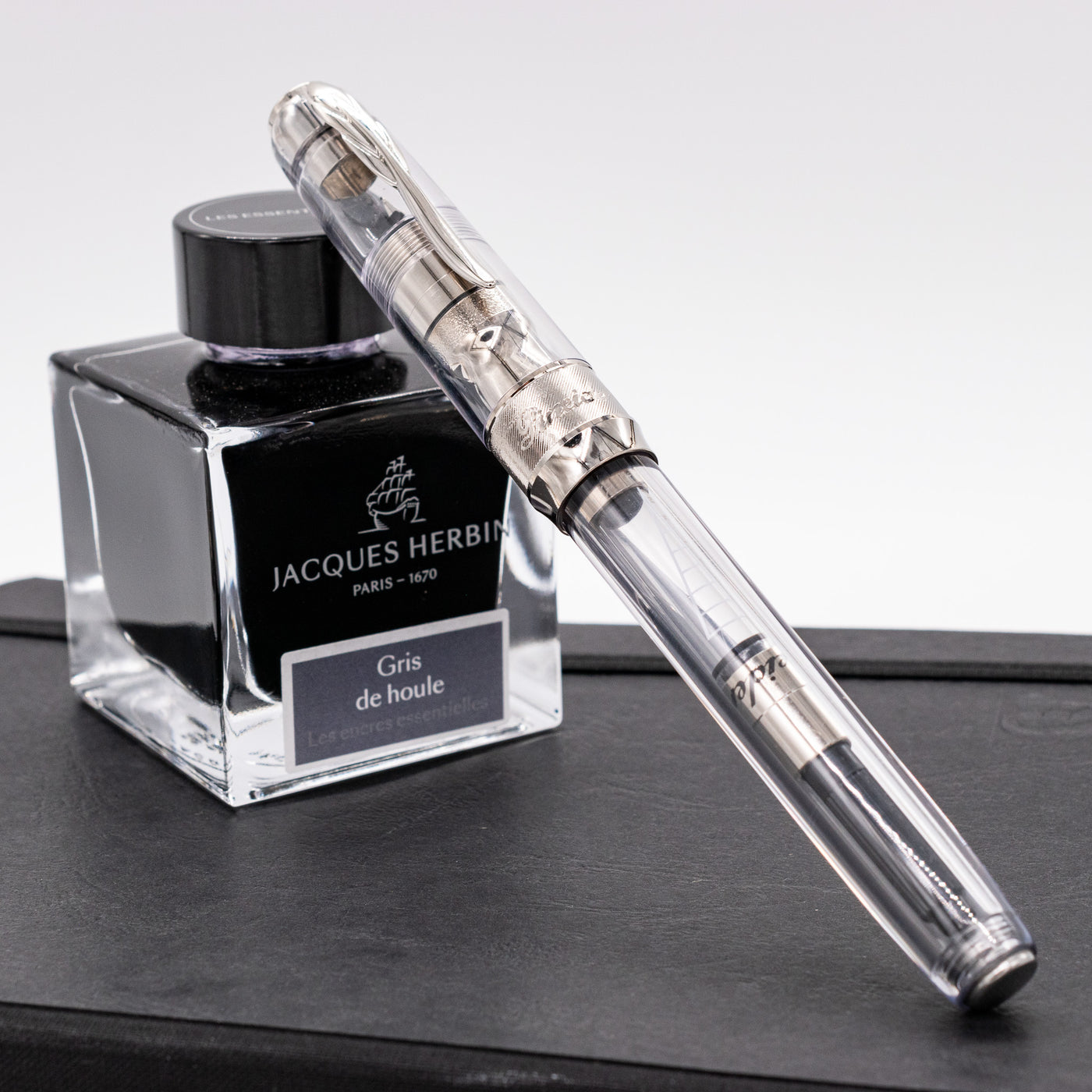 Pineider Classic Lux Fountain Pen capped