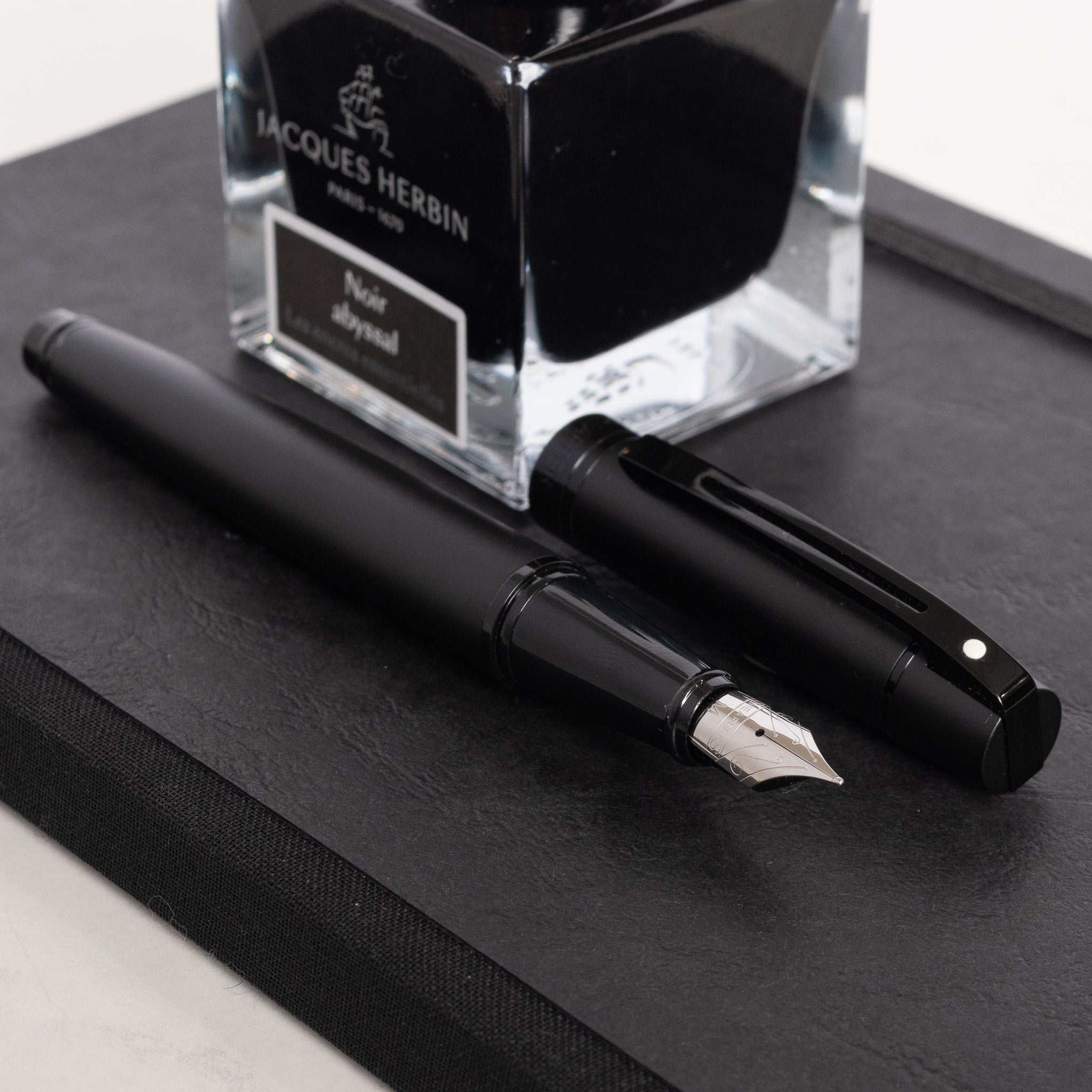 Sheaffer 300 Fountain Pen - Black with Black Trim – Truphae