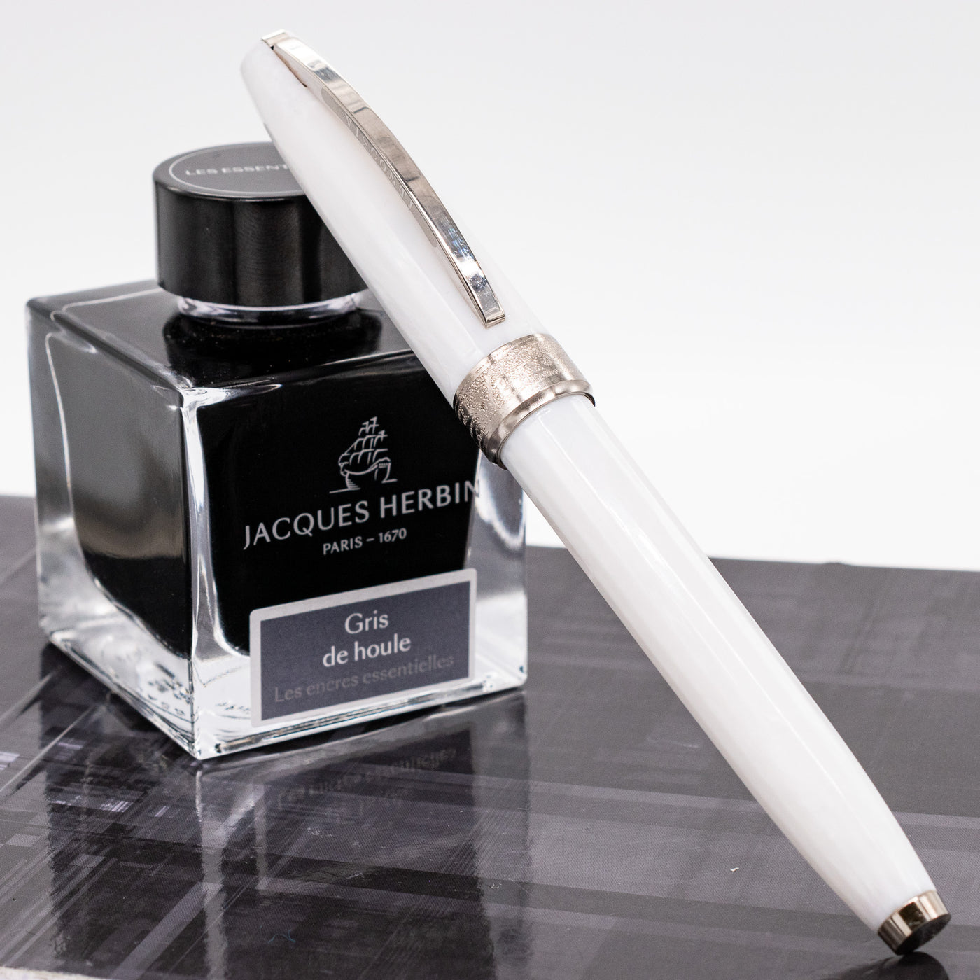 Visconti Botticelli Venus White Fountain Pen - Preowned