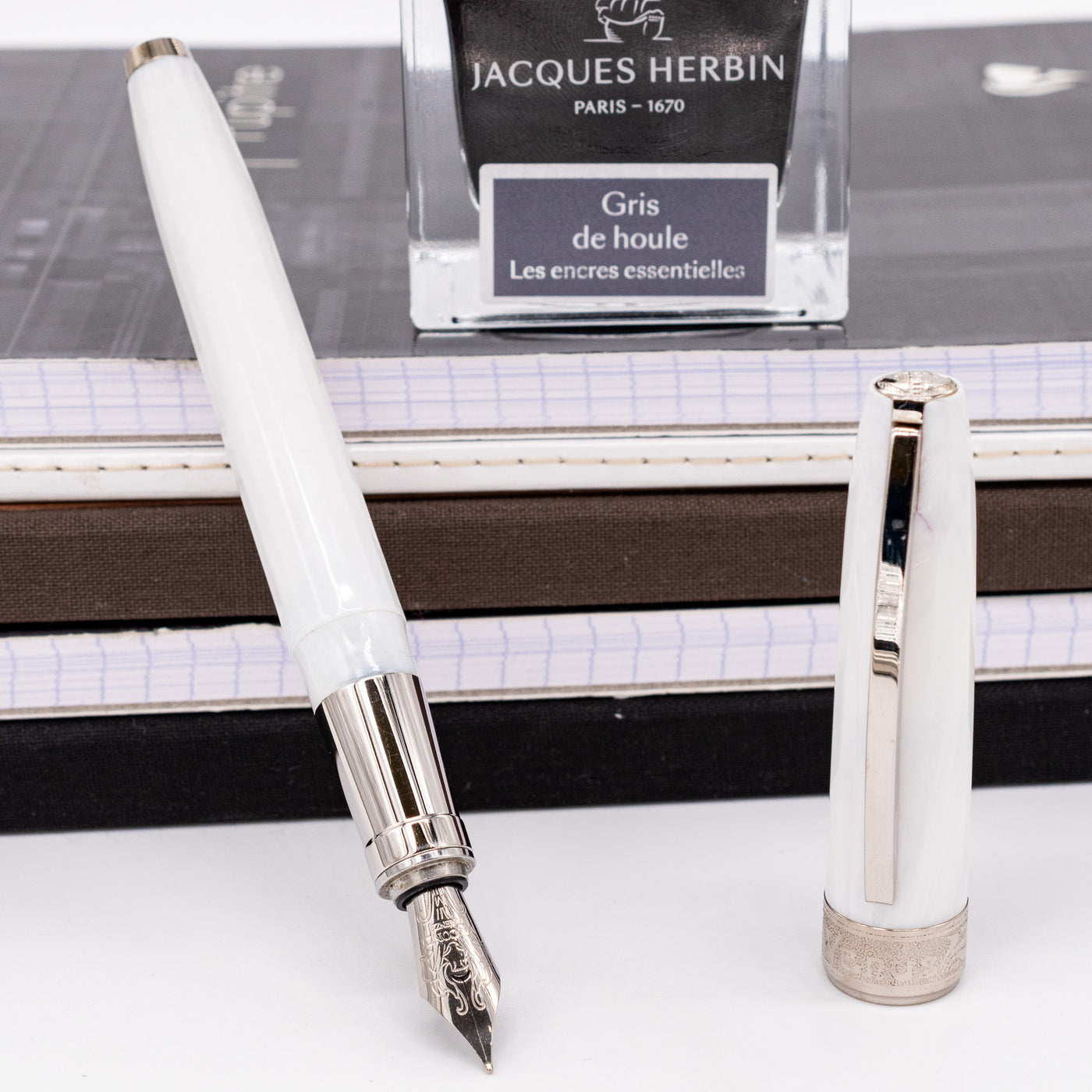 Visconti Botticelli Venus White Fountain Pen - Preowned