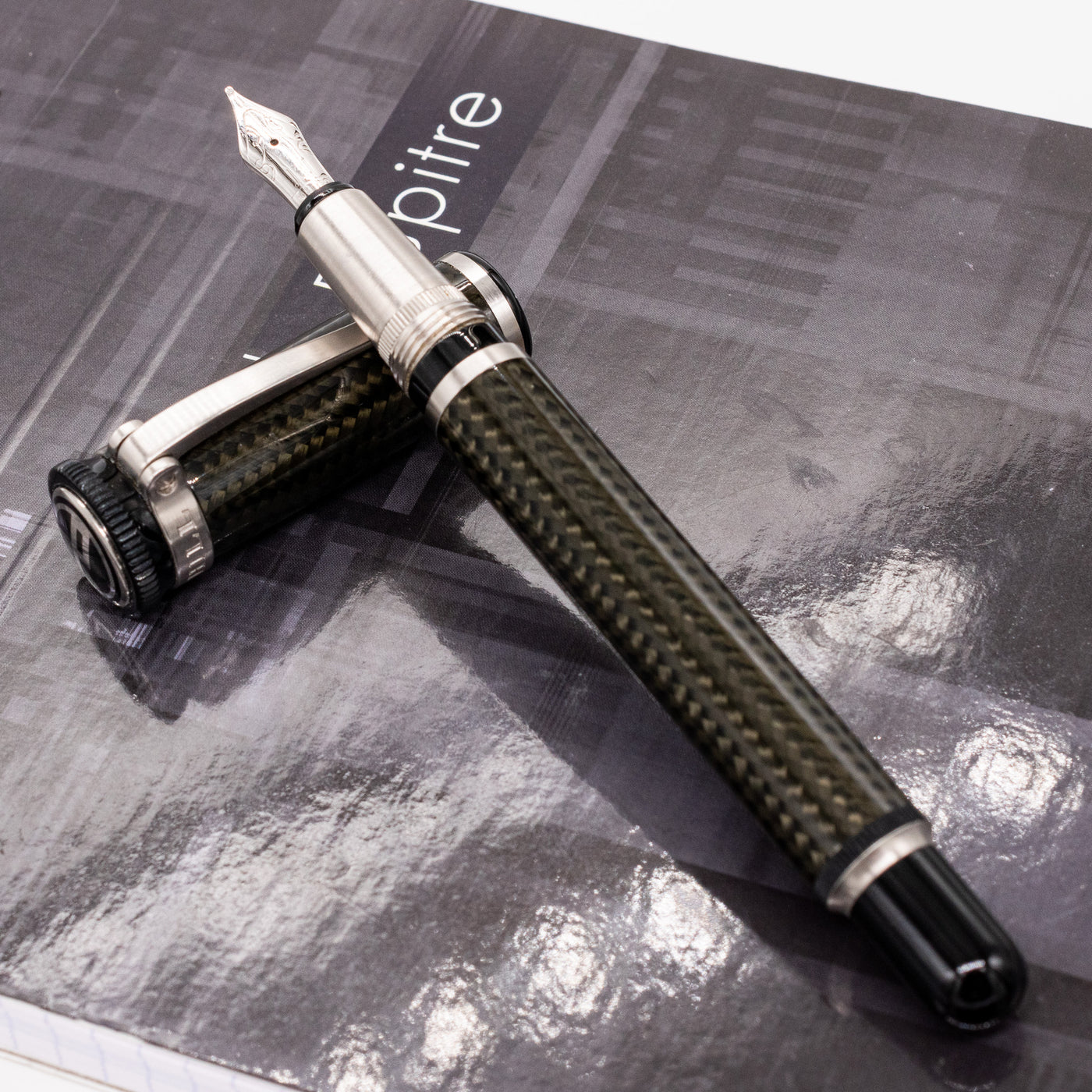 Alfred Dunhill Sentryman Carbon Fiber Fountain Pen green carbon fiber