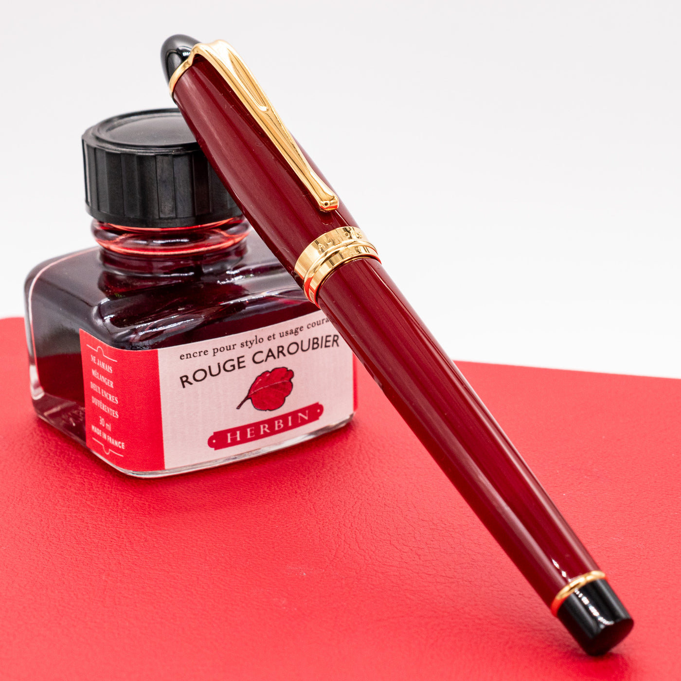 Aurora Ipsilon Resin Fountain Pen - Bordeaux capped