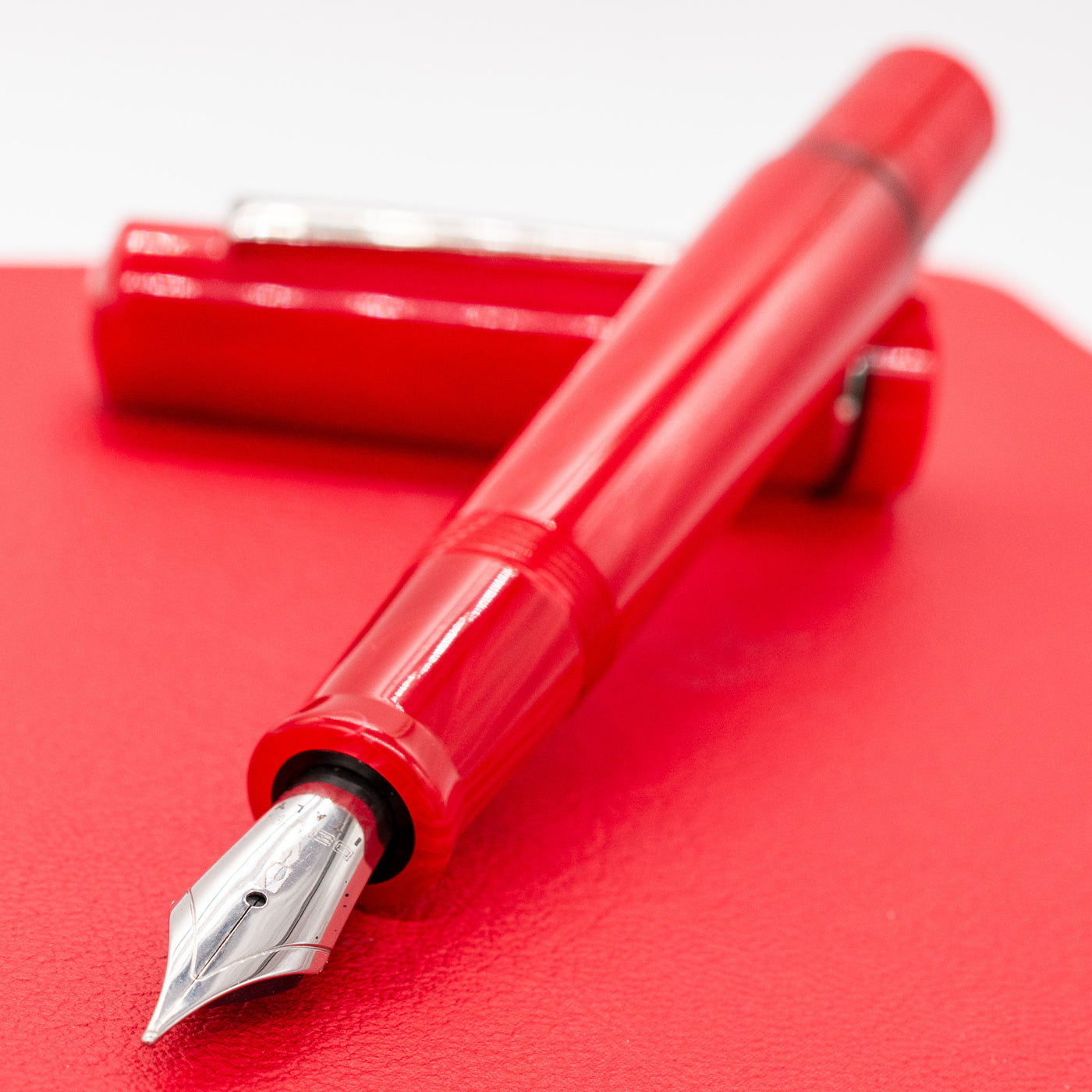 Delta Spaccanapoli Fountain Pen - Arcivescovile Red resin