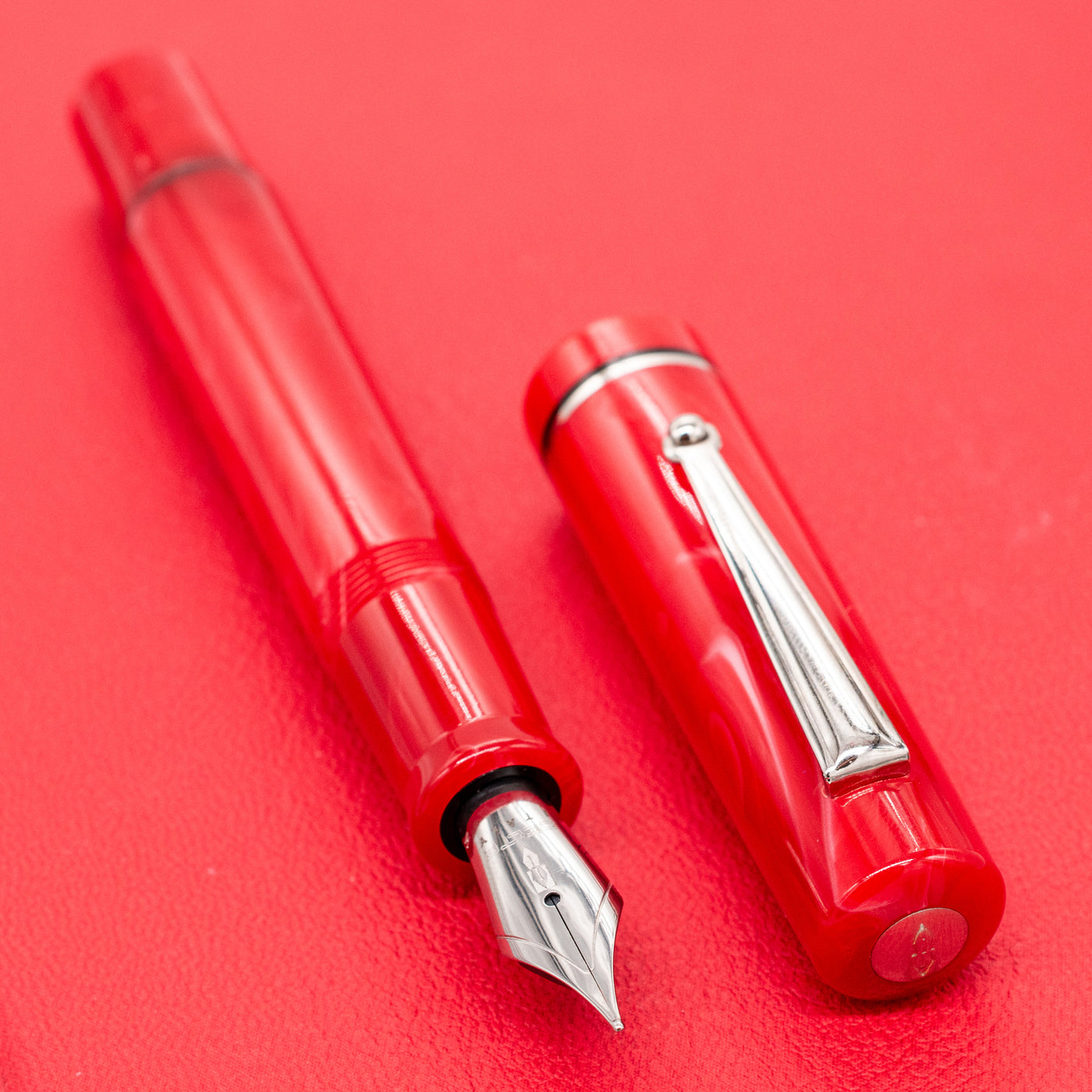 Delta Spaccanapoli Fountain Pen - Arcivescovile Red sleek