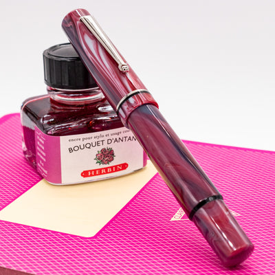 Delta Spaccanapoli Fountain Pen - Ruffo Pink Swirl capped