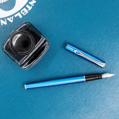 Diplomat Traveller Funky Fountain Pen - Blue black resin grip section