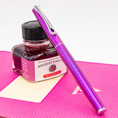 Diplomat Traveller Funky Fountain Pen - Fuchsia capped