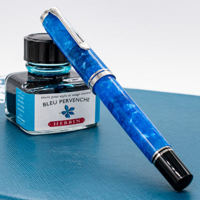 Pelikan Souveran M805 Vibrant Blue Fountain Pen capped