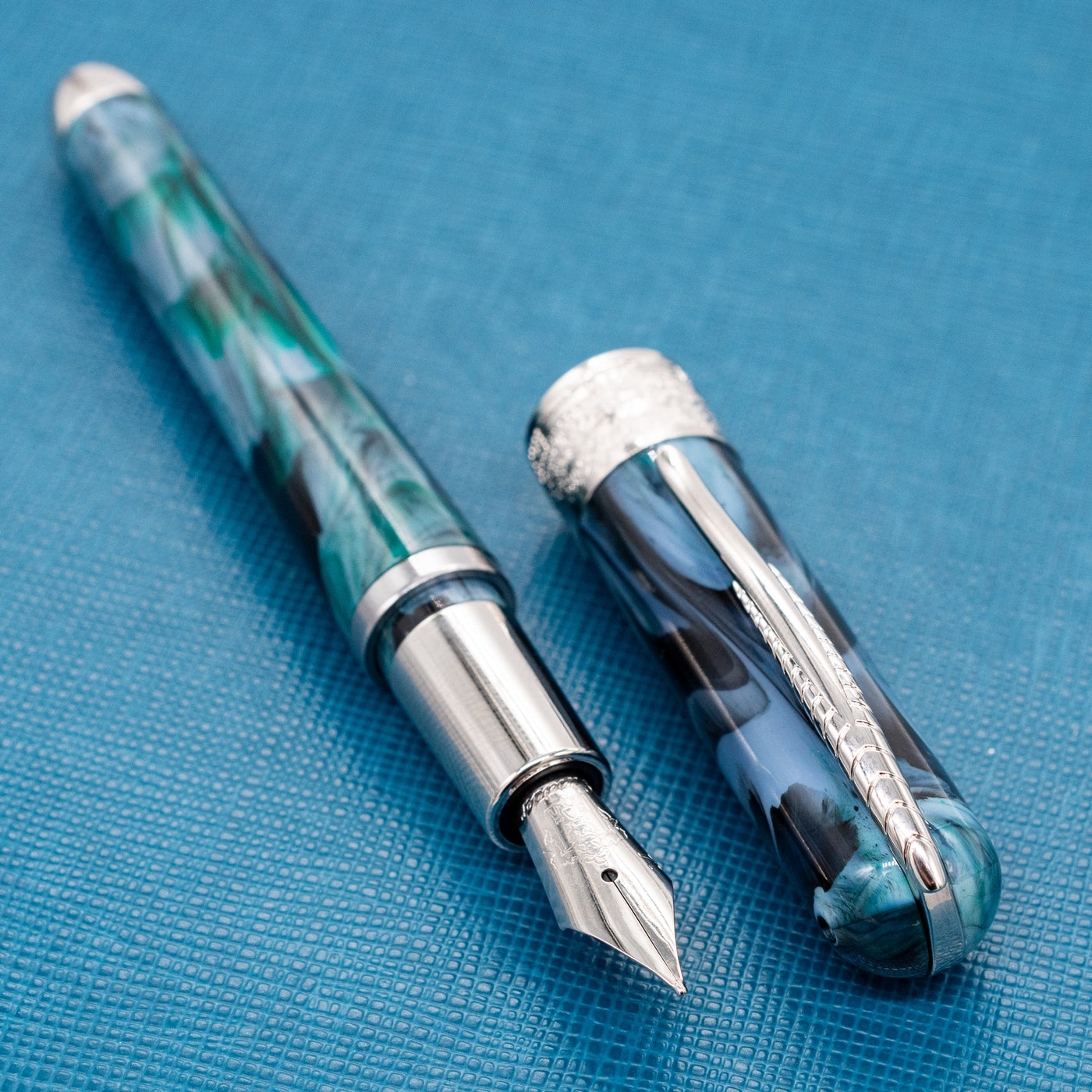 Pineider Avatar Mini Fountain Pen - Imperial Green uncapped