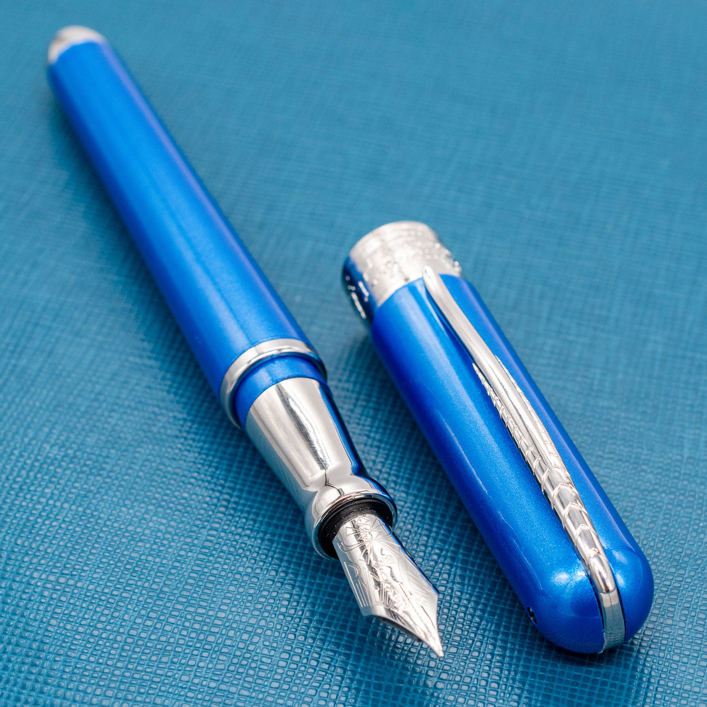 Pineider Avatar Shiny Fountain Pen - Blue metal grip section